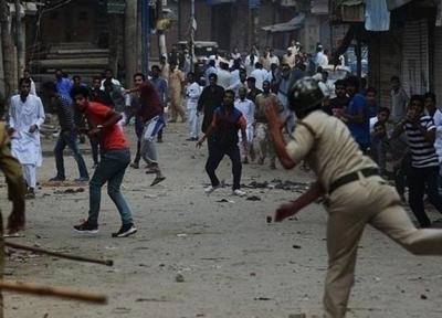 تظاهرات کشمیری ها ضمن شکستن حکومت نظامی علیه هند