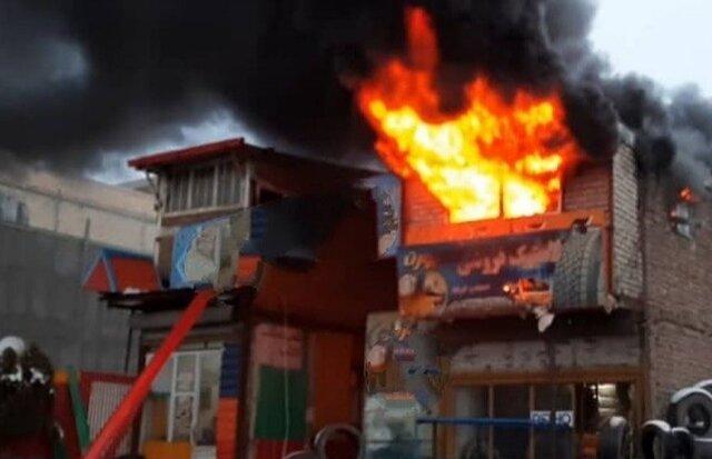 آتش سوزی مغازه لاستیک فروشی در تبریز آتش سوزی مغازه لاستیک فروشی در تبریز