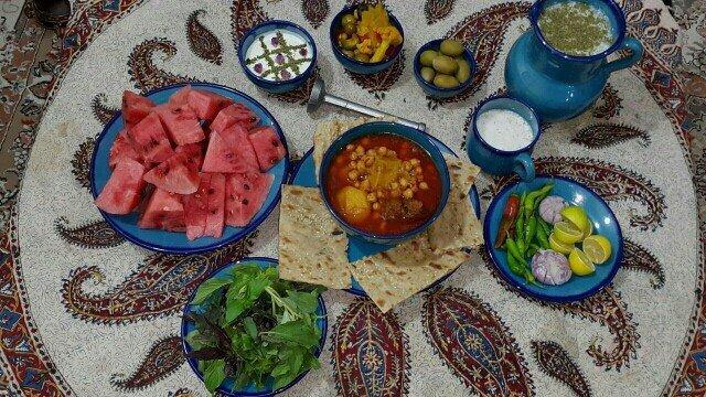 آداب غذا خوردن در ایران باستان ، سخن گفتن سر سفره عامل زیاد شدن دیوها!
