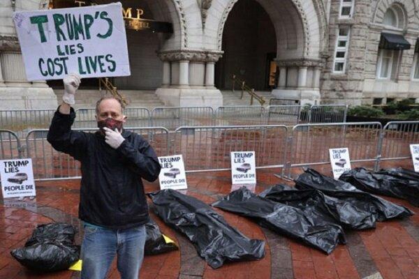 معترضان با کیسه های جسد روبروی هتل ترامپ در آمریکا شعار دادند