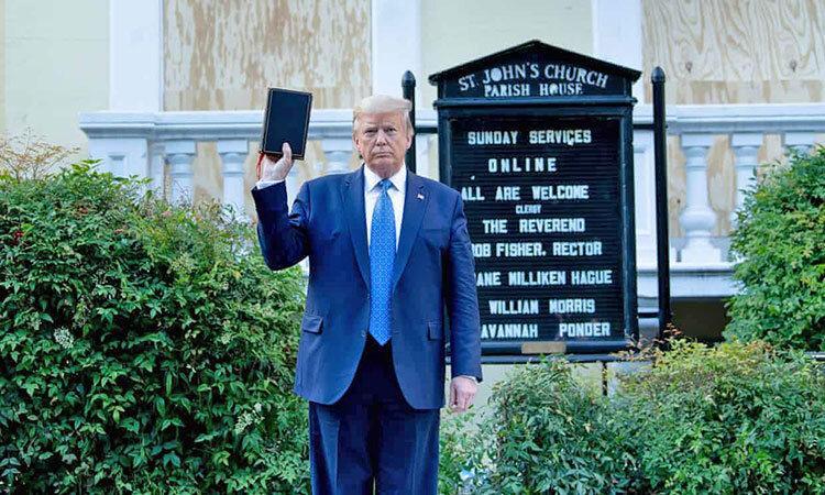 تصاویر ، رزمایش نظامی ترامپ در کاخ سفید برای عکس دریافت با کتاب مقدس