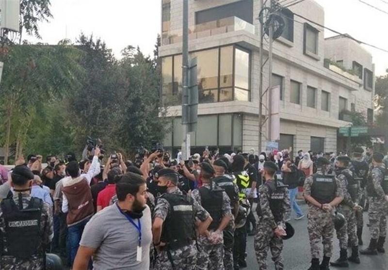 تظاهرات اردنی ها مقابل سفارت فرانسه در امان، معترضان خواهان تحریم کالاهای فرانسوی شدند