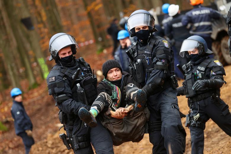 آلمان؛ اعتراض به ساخت بزرگراه وسط جنگل