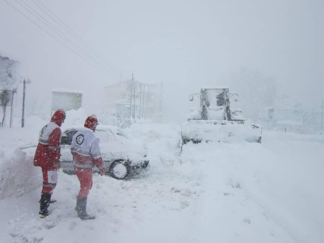 خبرنگاران سرنشینان چهار خودرو گرفتار در برف محور چاشم امدادرسانی شدند