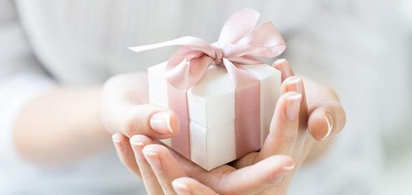 چه هدیهای یک خانم را خوشحال میکند؟