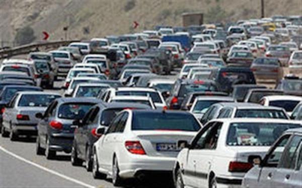 آزادراه های ساوه و کرج به تهران ترافیک سنگین دارند
